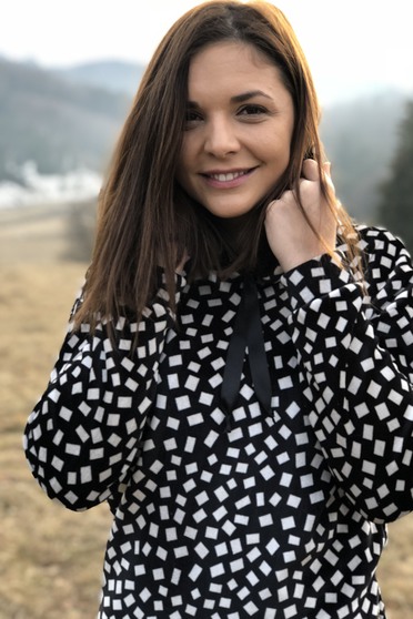Hanorac PrettyGirl negru casual din catifea accesorizat cu fermoare si gluga nedetasabila
