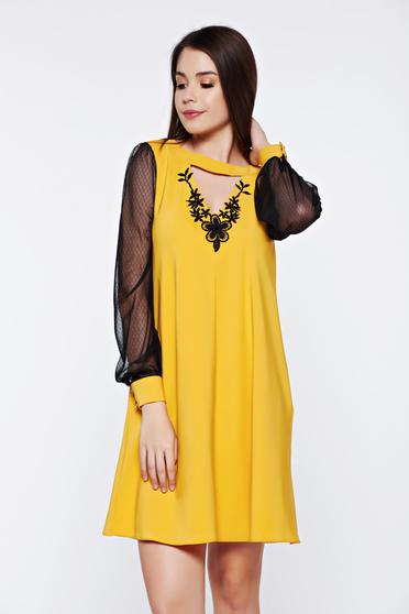 Rochie LaDonna galbena eleganta de zi cu maneci din dantela
