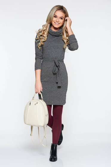 Rochie PrettyGirl gri casual cu un croi mulat din material tricotat captusita pe interior accesorizata cu cordon