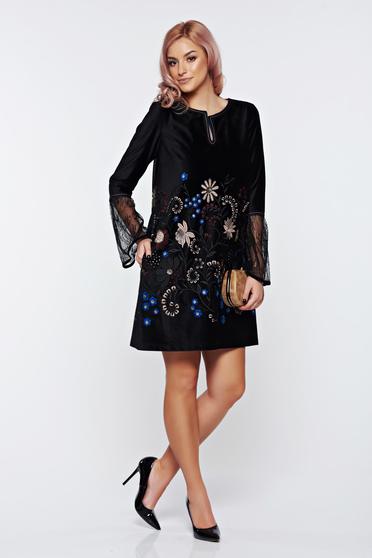 poze cu Rochie LaDonna crem brodata din catifea cu maneci din dantela