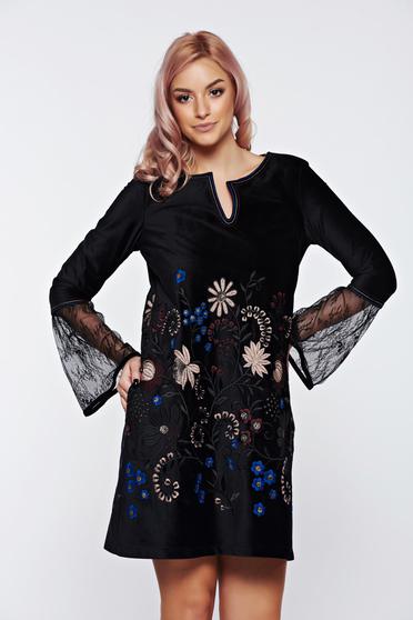 poze cu Rochie LaDonna crem brodata din catifea cu maneci din dantela