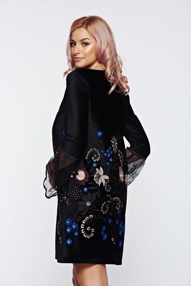 poze cu Rochie LaDonna crem brodata din catifea cu maneci din dantela