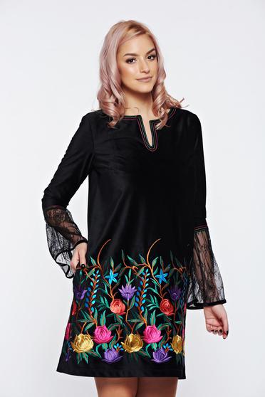 Rochie LaDonna neagra brodata din catifea cu maneci din dantela