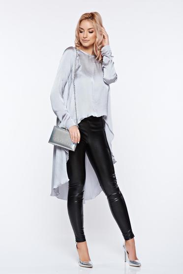 poze cu Bluza dama PrettyGirl gri asimetrica din material vaporos cu aspect satinat