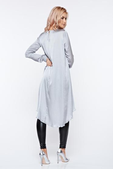 poze cu Bluza dama PrettyGirl gri asimetrica din material vaporos cu aspect satinat
