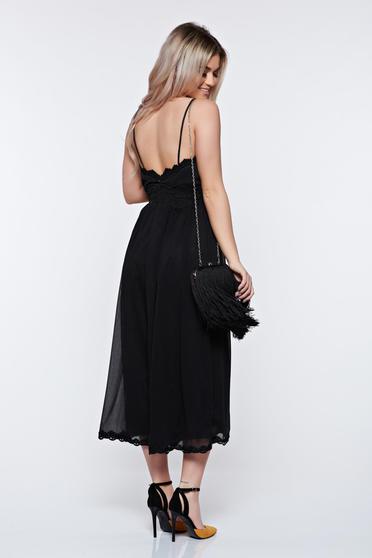 poze cu Salopeta PrettyGirl neagra de party cu aplicatii de dantela captusita pe interior
