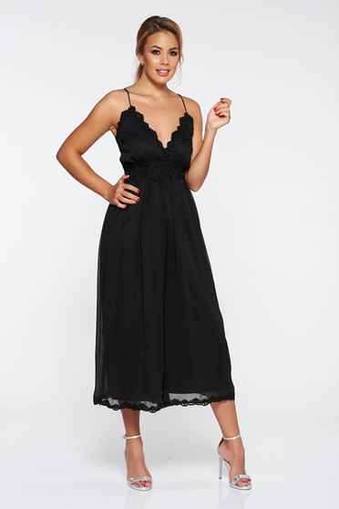 Salopeta PrettyGirl neagra de party cu aplicatii de dantela captusita pe interior