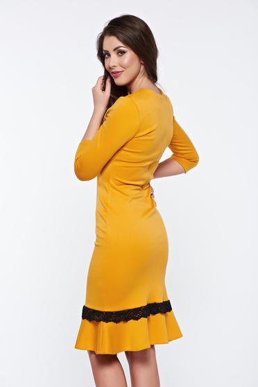 poze cu Rochie StarShinerS mustarie office din material moale cu aplicatii de dantela