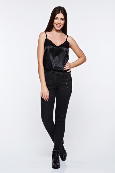 poze cu Top StarShinerS negru scurt din material satinat cu aplicatii de dantela