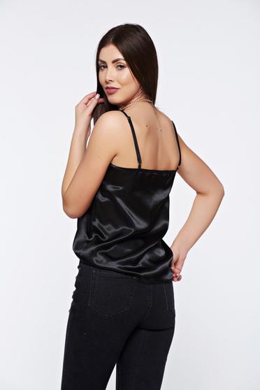 poze cu Top StarShinerS negru scurt din material satinat cu aplicatii de dantela