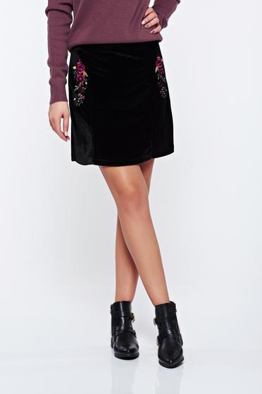 Fusta Top Secret neagra casual brodata din catifea