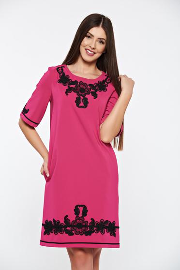 Rochie LaDonna roz eleganta cu croi larg din material usor elastic cu insertii de broderie si cu buzunare