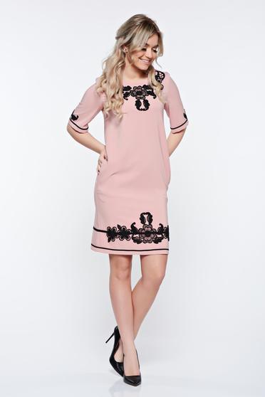 Rochie LaDonna rosa eleganta cu insertii de broderie cu buzunare
