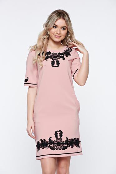 Rochie LaDonna rosa eleganta cu insertii de broderie cu buzunare