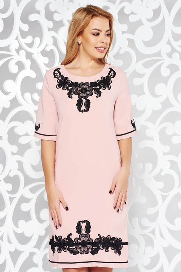 Rochie LaDonna rosa eleganta cu croi larg din material usor elastic cu insertii de broderie si cu buzunare