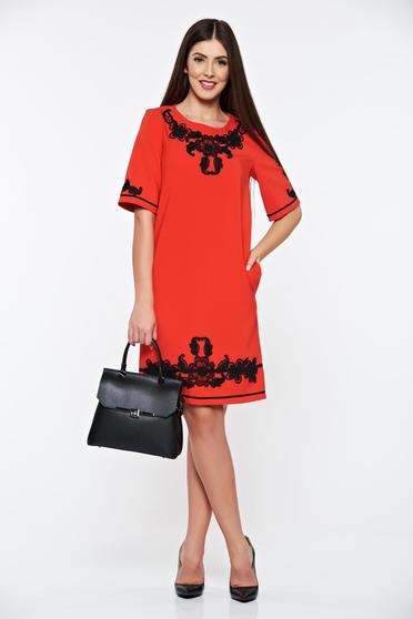 Rochie LaDonna rosie eleganta cu insertii de broderie cu buzunare