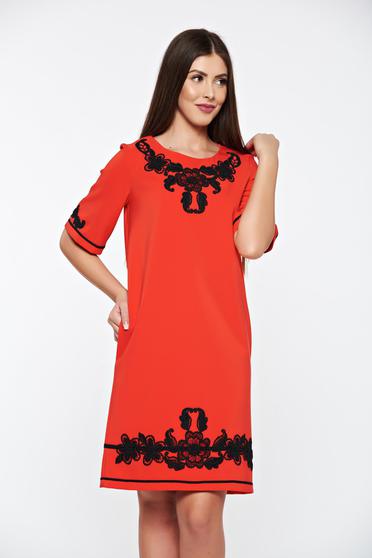 Rochie LaDonna rosie eleganta cu insertii de broderie cu buzunare