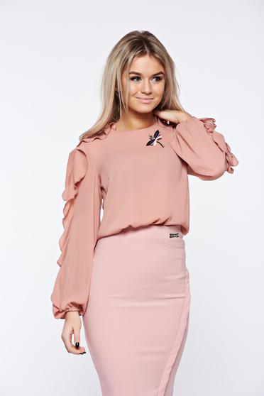 Bluza dama LaDonna roz deschis eleganta din material vaporos accesorizata cu brosa