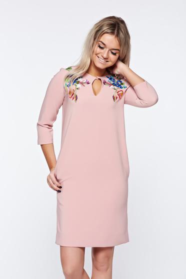 Rochie LaDonna rosa eleganta cu croi larg din material fin la atingere cu broderie