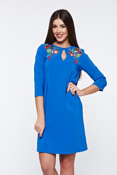 Rochie LaDonna albastra eleganta cu croi larg din material fin la atingere cu broderie