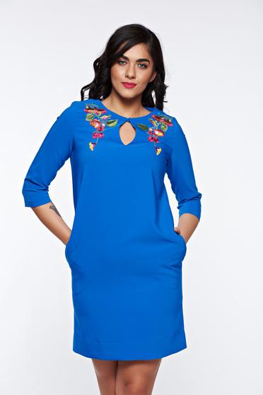 Rochie LaDonna albastra eleganta cu croi larg din material fin la atingere cu broderie