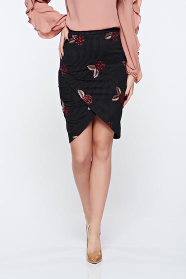 Fusta LaDonna neagra office petrecuta din stofa neelastica cu broderie captusita pe interior