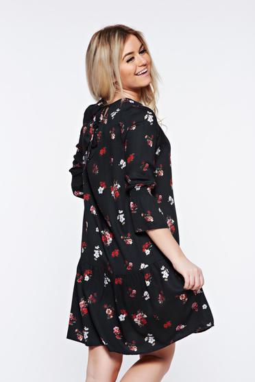 poze cu Rochie Top Secret neagra de zi cu croi larg din material vaporos neelastic cu volanase la baza rochiei