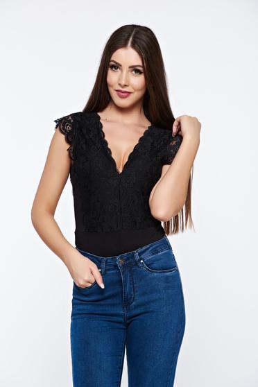 Body negru din material elastic cu decolteu adanc cu aplicatii de dantela
