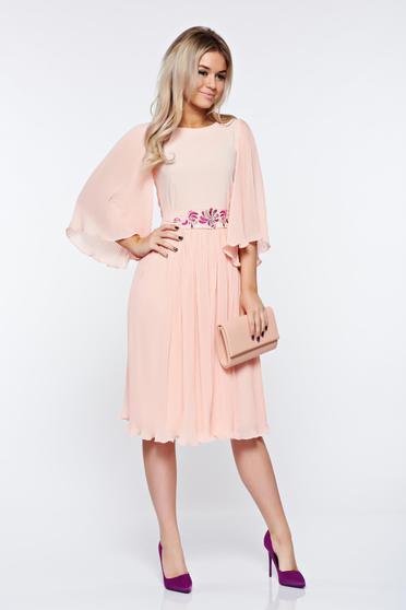 Rochie StarShinerS piersica de ocazie din voal plisata accesorizata cu cordon brodata