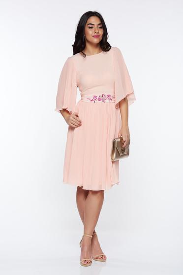 Rochie StarShinerS piersica de ocazie din voal plisat accesorizata cu cordon brodat