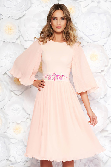 Rochie StarShinerS piersica de ocazie din voal plisata accesorizata cu cordon brodata