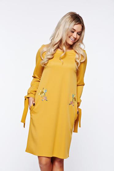 Rochie StarShinerS mustarie eleganta brodata din material usor elastic cu buzunare