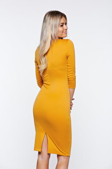 poze cu Rochie StarShinerS mustarie basic tip creion din material elastic cu pliuri in zona bustului