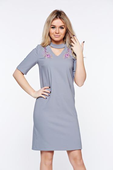 poze cu Rochie StarShinerS gri eleganta brodata cu un croi drept din stofa subtire usor elastica