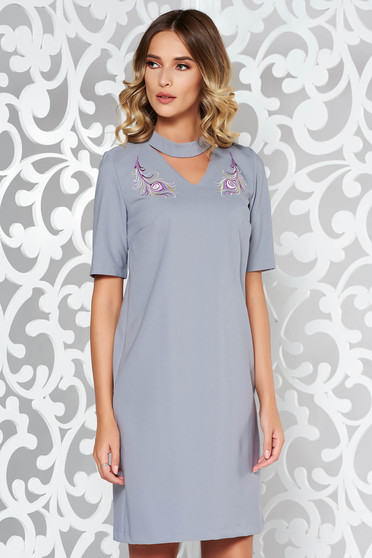 Rochie StarShinerS gri eleganta brodata cu un croi drept din stofa subtire usor elastica