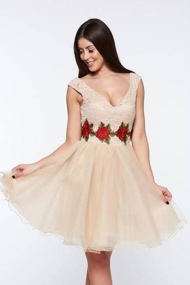 Rochie Artista crem de ocazie in clos brodata din dantela si tul