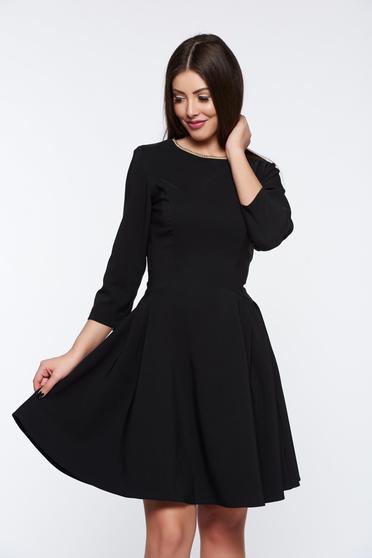 Rochie LaDonna neagra eleganta in clos din material elastic cu aplicatii la gat