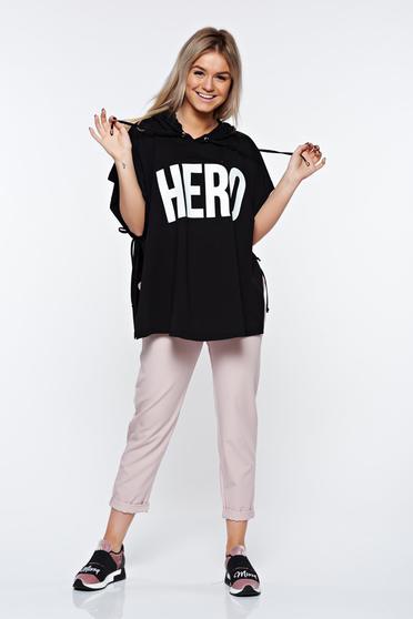 Tricou MissQ negru casual cu croi larg cu print cu gluga nedetasabila