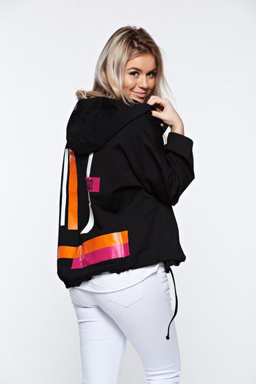 Hanorac MissQ negru casual cu croi larg cu print cu gluga nedetasabila