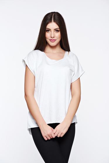 Tricou alb casual cu croi larg din bumbac elastic accesorizat cu maiou