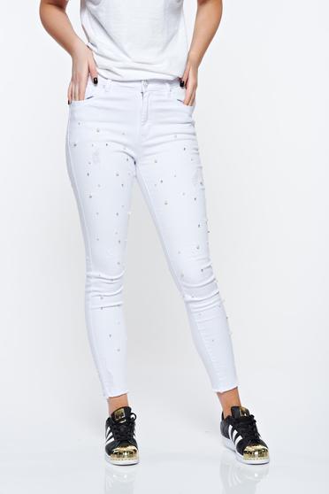 Blugi albi skinny din bumbac elastic cu talie medie cu aplicatii cu perle