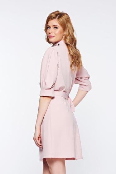 poze cu Rochie Artista rosa eleganta din material elastic cu maneci bufante accesorizata cu cordon