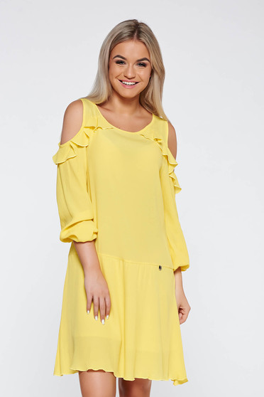 Rochie PrettyGirl galbena de zi cu croi larg din material neelastic cu umeri decupati