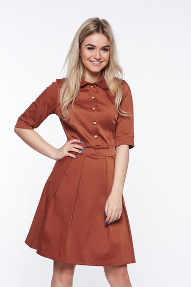 Rochie PrettyGirl maro office in clos din material usor elastic cu guler rotunjit