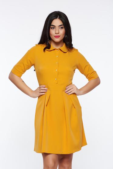 Rochie PrettyGirl mustarie office in clos din material usor elastic cu guler rotunjit