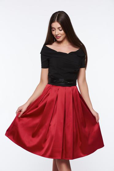 Rochie Artista rosie de ocazie in clos din material satinat captusita pe interior