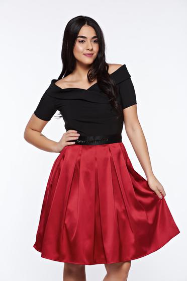 Rochie Artista rosie de ocazie in clos din material satinat captusita pe interior