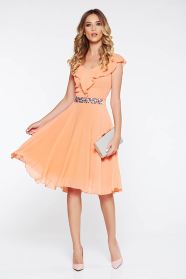 Rochie StarShinerS piersica de ocazie in clos din voal captusita pe interior cu volanase si pietre stras