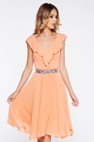 Rochie StarShinerS piersica de ocazie in clos din voal captusita pe interior cu volanase si pietre stras