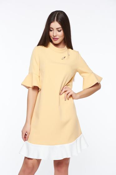 Rochie PrettyGirl galbena eleganta cu croi larg din material usor elastic cu accesoriu metalic